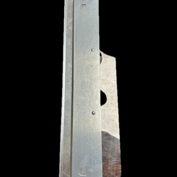 Metallic object with a flat surface